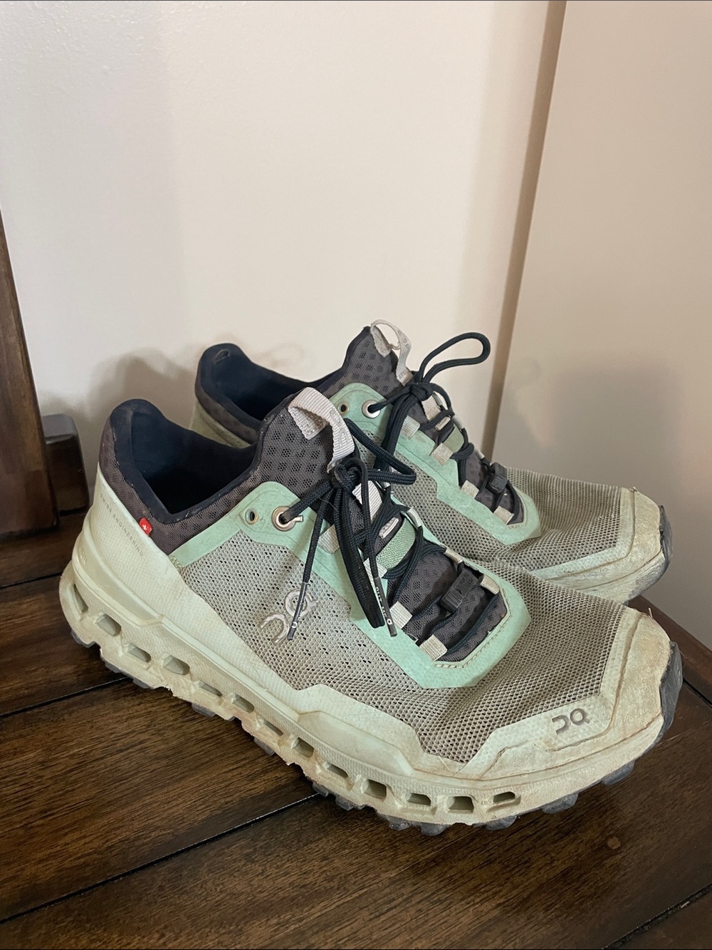 On Running Cloud Ultra Women's Trail Sneakers in Mint and Gray 8.5